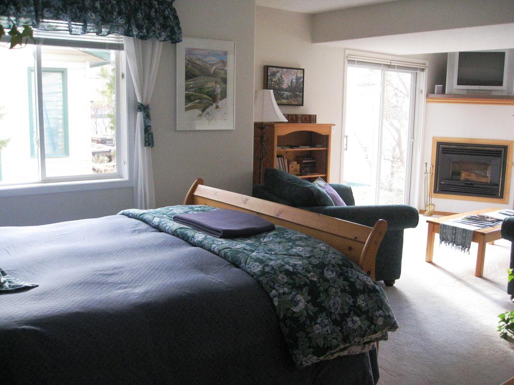Avens Renaissance B&B Canmore Szoba fotó